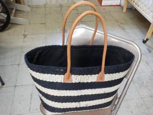 lot 206 image: Extra Large Woven Bag 20 x 30...