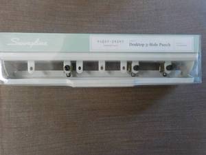 lot 231 image: Swingline Desktop 3 Hole Punch...