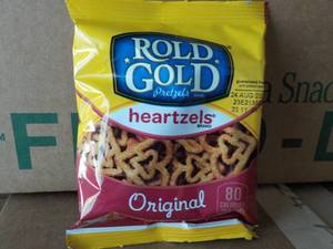 lot 372 image: 4 Cases of 40 bags each Rold Gold H...