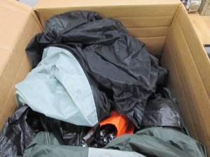 lot 48 image: 16x9.3x75 family dome tent open box...