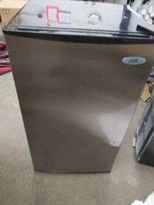 lot 95 image: spt 3.3 cu ft compact fridge could ...
