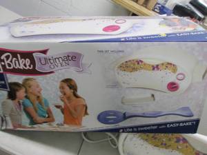lot 214 image: easy bake ultimate oven powers on o...