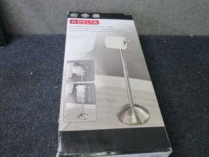lot 46 image: Delta Greenwich Telescoping Pivotin...