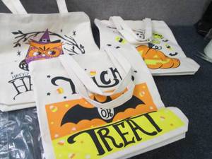 lot 154 image: 3 Halloween Tote...