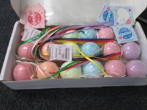 lot 198 image: 18 Pk Valentine Day Bath Bombs...