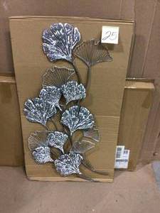 STRATTON HOME Ginkgo Metal Flower Wall Decor Customer Returns See Pictures&nbsp