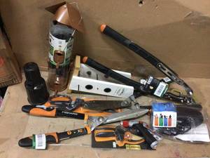 MIX LOT OF FISKAR TOOLS &amp MISC Customer Returns See Pictures&nbsp
