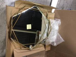 Stratton Home Decor Medium Round Gold Contemporary Mirror (31.5 in. H x 29.53 in. W) Customer Returns See Pictures&nbsp