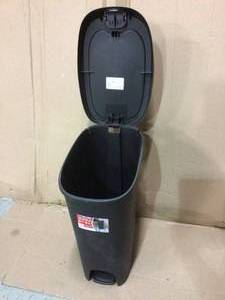 Hefty 12 Gal. Slim Lockable Step-On Trash Can Customer Returns See Pictures&nbsp