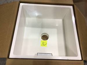 MUSTEE 24 in. x 24 in. x 10 in. Service Mop Basin for 3 in. DWV in White Customer Returns See Pictures&nbsp