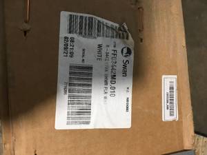 lot 41 image: Swan  Veritek 32 in. x 48 in. Single Threshold Center Drain Shower Pan in White see pictures