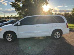 lot 17 image: 2008 Dodge Grand Caravan SXT
