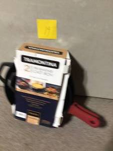 lot 19 image: 2 pk pre-seasoned cast iron