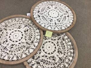 lot 153 image: Lot of 3 decorative Items