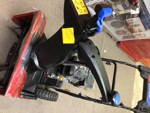 lot 18 image: Toro snowblower