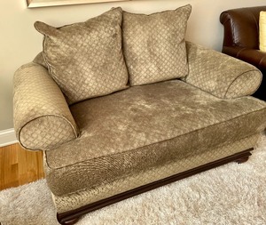 lot 2 image: Bernhardt Upholstered Loveseat
