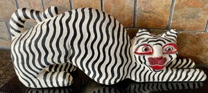 lot 35 image: Cat Decor