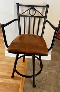 lot 38 image: 4 Beautiful Barstools