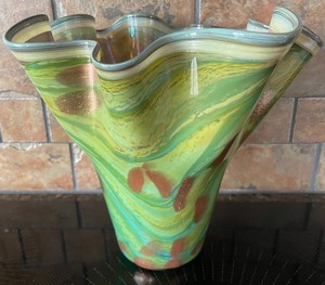 lot 42 image: Cliff Goodman Art Glass Vase