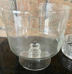 lot 37 image: Clear Glass Grouping