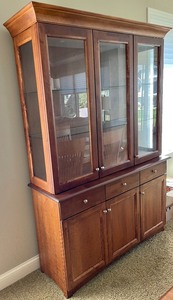 lot 108 image: Beautiful Display Hutch by Sherman