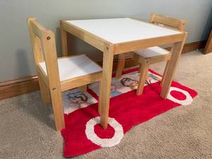lot 60 image: Childs Table w Two Chairs and a school Bus Rug