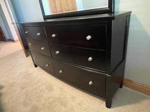 lot 73 image: 6 Drawer Dresser With Mirror