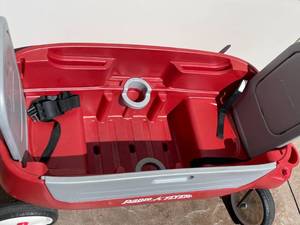 lot 86 image: Plastic Radio Flyer Wagon