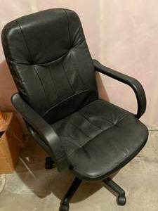 lot 96 image: Rolling Adjustable Height Padded Office Chair