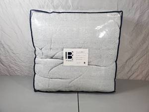 lot 6 image: New Jacquard Coma Inducer Comforter