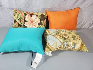 lot 75 image: 4 New Arlington House by Meadowcraft Indoor  Outdoor Pillows