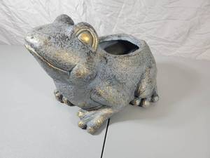 lot 107 image: New Frog Planter