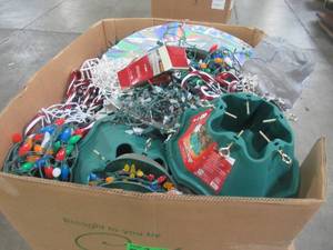 lot 303 image: WHOLESALE MIXED PALLET OF MISCELLANEOUS CHRISTMAS DECORATIONS