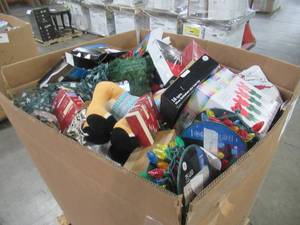 lot 304 image: WHOLESALE MIXED PALLET OF MISCELLANEOUS CHRISTMAS DECORATIONS