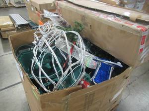 lot 305 image: WHOLESALE MIXED PALLET OF MISCELLANEOUS CHRISTMAS DECORATIONS
