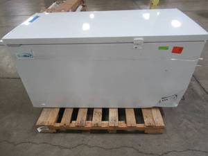 lot 106 image: Koolmore 16 cu. ft. Manual Defrost Commercial Chest Freezer in White, KRCF-60 - Large Dents - Works - For PartsRestore.