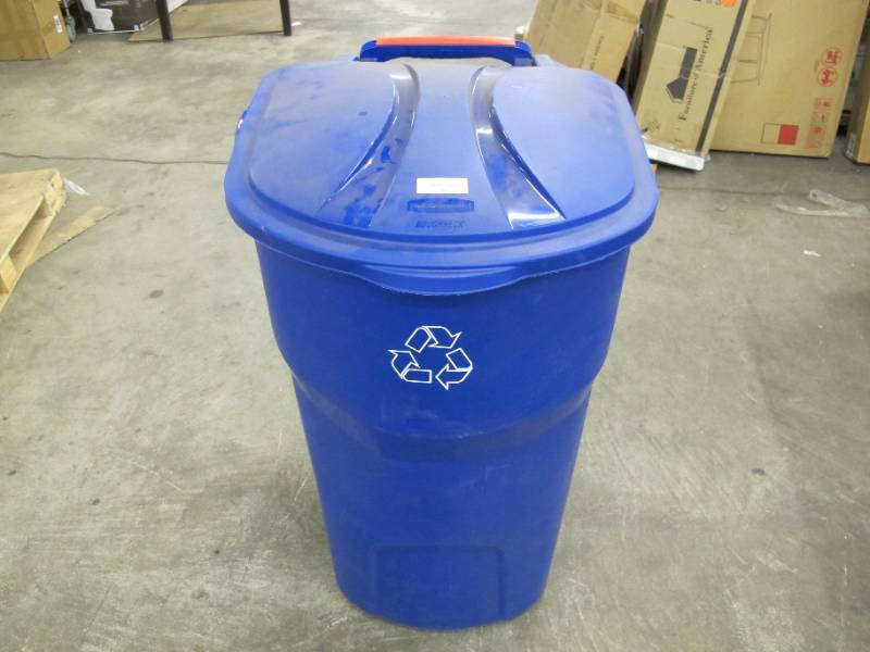 2) Rubbermaid Roughneck 18 gallon storage totes with lids - Bid-Assets  Online Auctions