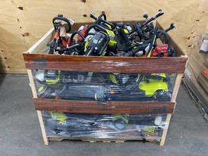 lot 41 image: Crate of Gas Powered Lawn Equipment