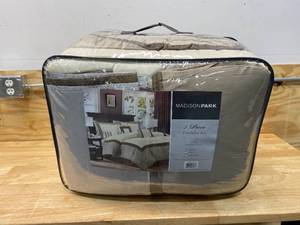 lot 88 image: Beverly Polyoni Comforter Set (Queen)