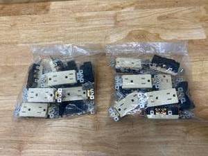 lot 100 image: Lot of Standard Electrical Outlets