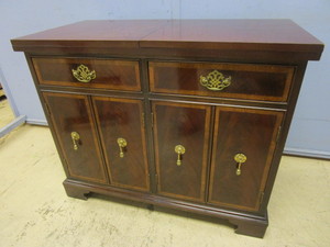 lot 504 image: HICKORY FURNITURE THE AMERICAN MASTERPIECE COLLECTION BUFFETBAR