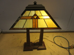 lot 512 image: CRAFTSMAN-STYLE LAMP