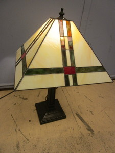 lot 513 image: CRAFTSMAN-STYLE LAMP