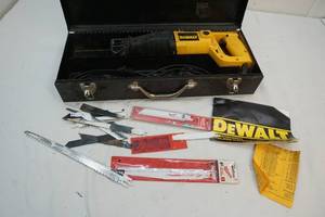 Reciprocating saw with blades