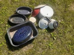 lot 122 image: Enamelware and Vintage Roaster Pans...