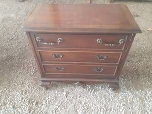 lot 132 image: Vintage 3 Drawer Dresser 30.25 X 1...