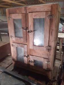 lot 138 image: Antique Ice Chest 36 X 21 X 52...