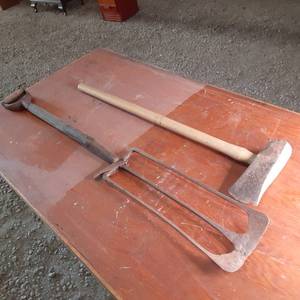 lot 201 image: Antique Tiling Spade, and Maul See...