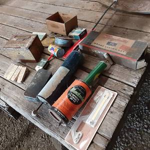 lot 207 image: Vintage Goodie Lot Garden Bug Duste...
