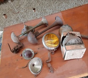 lot 221 image: Antique Car Horns and Lighting Fixt...